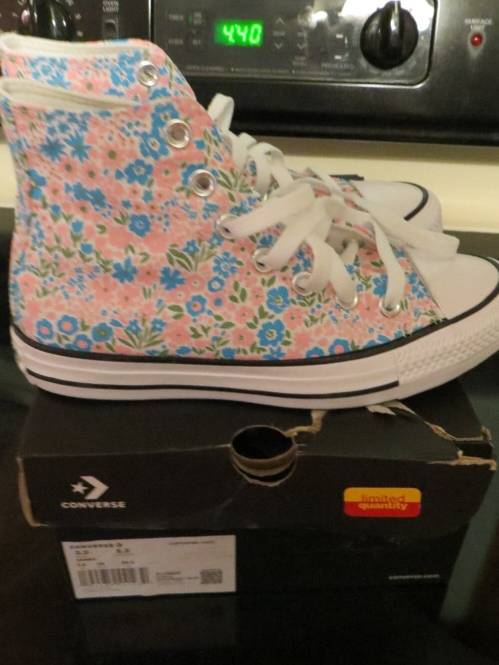 Women's /Girl's Converse Chuck Taylor Sneakers